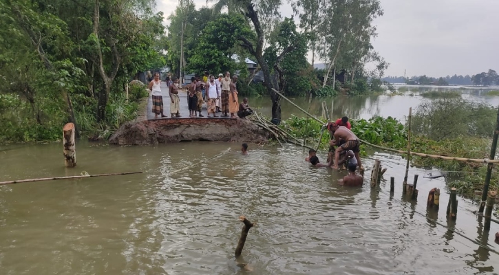 শাহজাদপুরে বন্যায় ভেঙে গেছে
সড়ক, ৯ গ্রামের মানুষ দুর্ভোগে